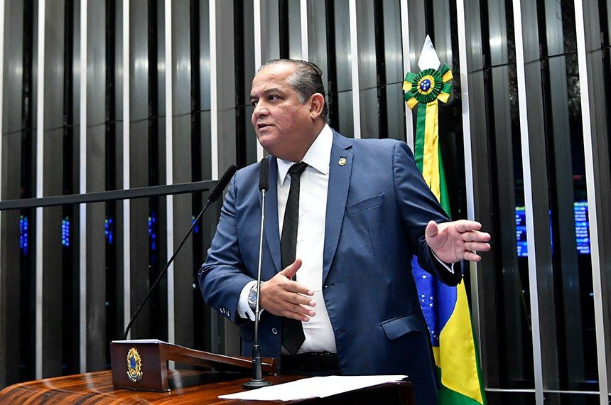 À tribuna, em discurso, relator do PL 4.059/2021, senador Eduardo Gomes (PL-TO).