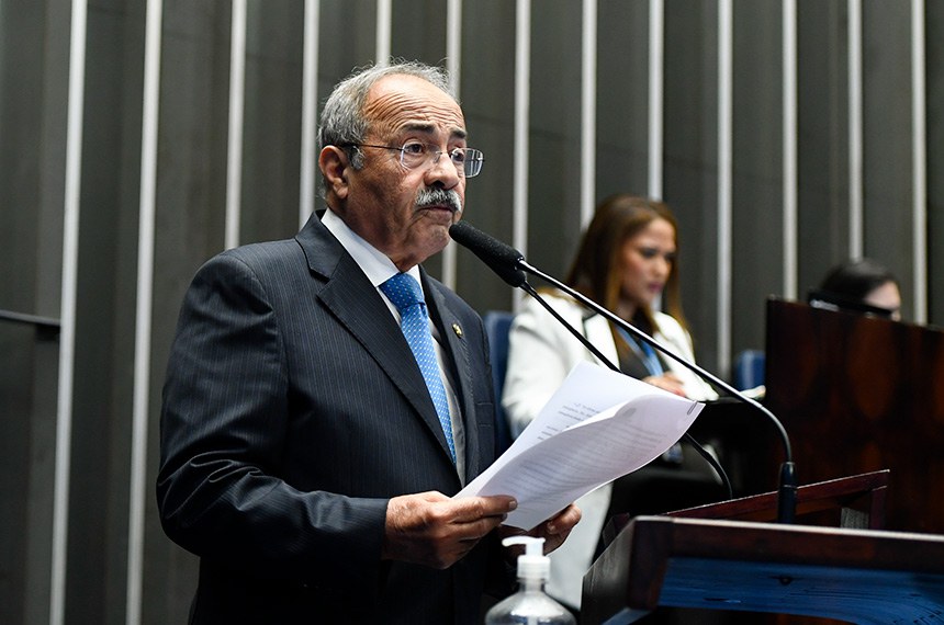 À tribuna, em discurso, senador Chico Rodrigues (PSB-RR). 