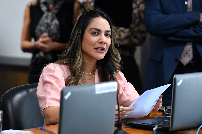Em pronunciamento, à bancada, senadora Ana Paula Lobato (PSB-MA).
