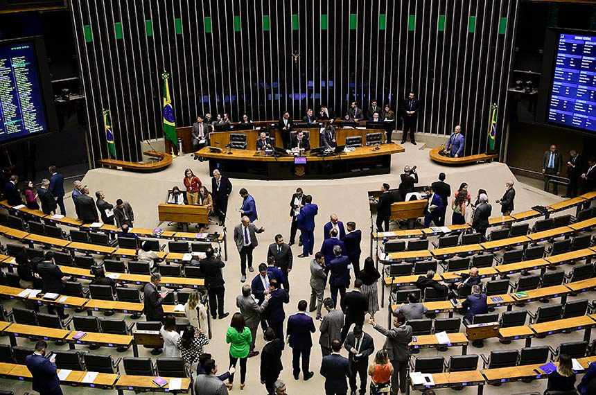 Em discurso, à tribuna, líder do governo no Congresso Nacional, senador Randolfe Rodrigues (Rede-AP).