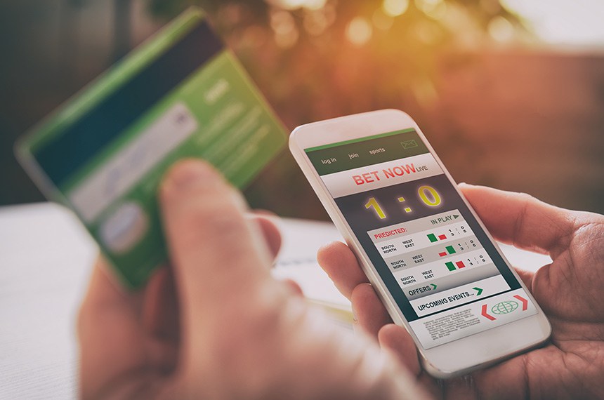 Homem de apostas em esportes com smartphone