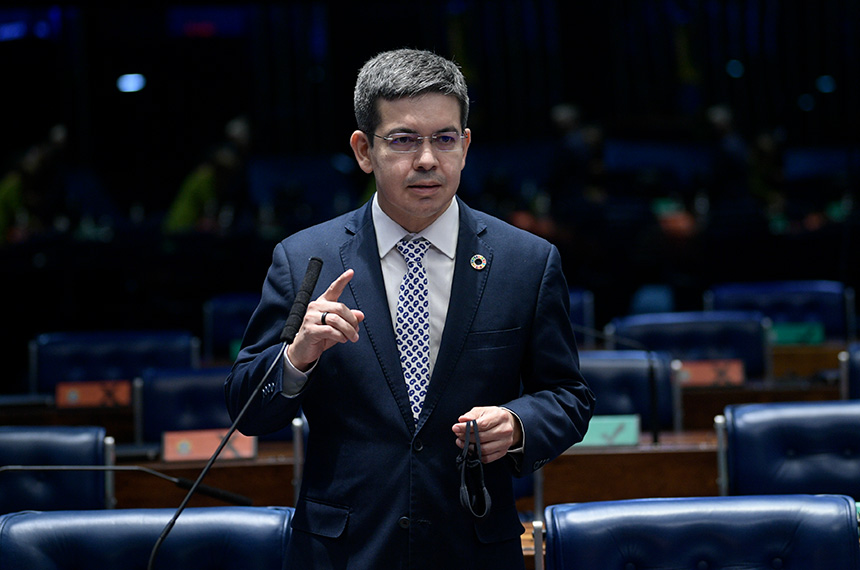 Para Randolfe, a ineficácia da norma da Anvisa 'dá margem a consequências nefastas à saúde pública brasileira' - Foto: Pedro França/Agência Senado