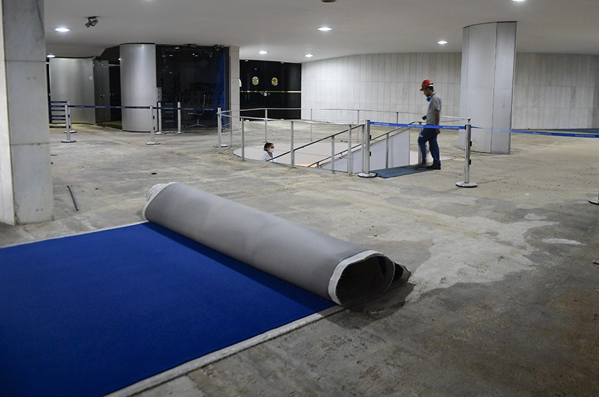 Vidros e espelhos foram substituídos. Agora mais uma etapa de restauração da estrutura é iniciada: a troca do carpete do Salão Azul, área de circulação comum de parlamentares, assessores, profissionais de imprensa, servidores e convidados na Casa. 