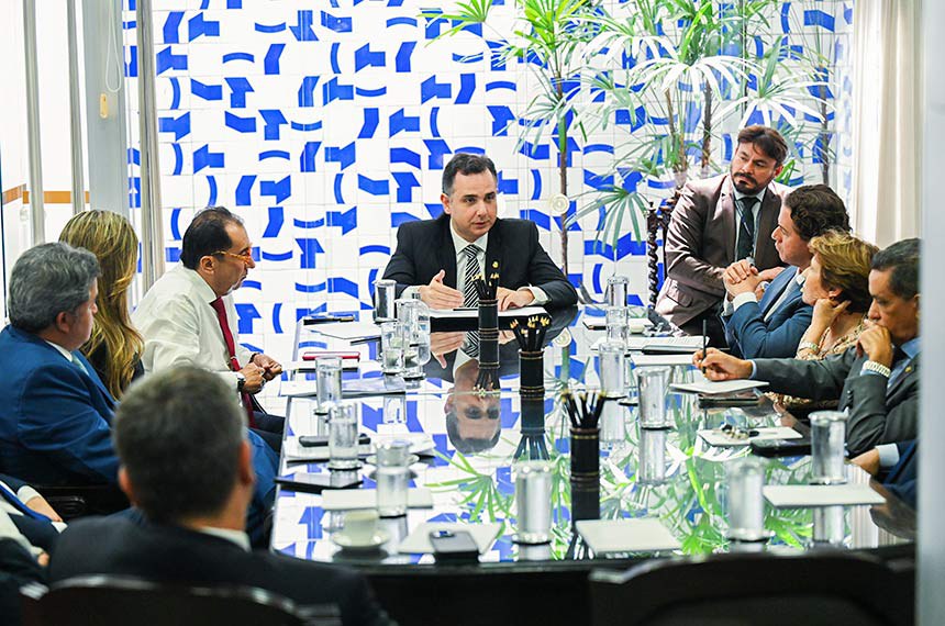 Participam:
senador Izalci Lucas (PSDB-DF);
senador Mecias de Jesus (Republicanos-RR);
senadora Professora Dorinha Seabra (União-TO);
vice-presidente do Senado Federal, senador Veneziano Vital do Rêgo (MDB-PB);
presidente do Senado Federal, senador Rodrigo Pacheco (PSD-MG);
senador Jorge Kajuru (PSB-GO);
senadora Augusta Brito (PT-CE);
senador Efraim Filho (União-PB);
líder do governo no Congresso Nacional, senador Randolfe Rodrigues (Rede-AP);
líder do governo no Senado Federal, senador Jaques Wagner (PT-BA);
senador Carlos Portinho (PL-RJ).