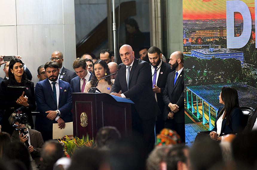 Participa: 
senadora Eliziane Gama (PSD-MA).