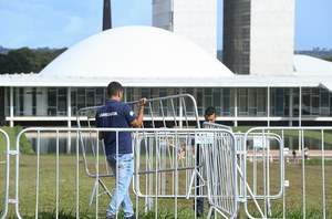 A proteção foi instalada logo após os ataques criminosos de manifestantes às sedes do Supremo Tribunal Federal, Palácio do Planalto e Congresso Nacional no ano passado. 