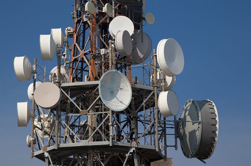 Mastro de telecomunicações, torre de ferro com grupo de antenas parabólicas.