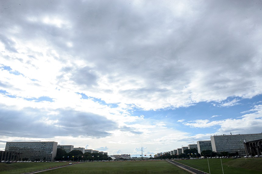 Além dos blocos, existem outros dois prédios ministeriais diferentes, ficando ao leste dos blocos, o Palácio da Justiça, na N1, e o Palácio Itamaraty, na S1, sedes dos Ministérios da Justiça e das Relações Exteriores, respectivamente. O canteiro central é um gramado que vai até a sede do Congresso Nacional do Brasil.