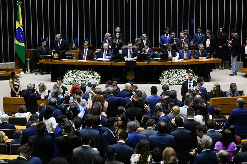 Mesa: 
primeiro-secretário da Câmara dos Deputados, deputado Luciano Bivar (União-PE); 
procurador-geral da República, Paulo Gonet Branco; 
vice-presidente do Supremo Tribunal Federal (STF), ministro Edson Fachin; 
presidente do Senado Federal, senador Rodrigo Pacheco (PSD-MG); 
secretário-geral da Mesa do Senado Federal, Gustavo A. Sabóia Vieira; 
presidente da Câmara dos Deputados, deputado Arthur Lira (PP-AL); 
ministro de Estado da Casa Civil da Presidência da República, Rui Costa; 
ministro das Relações Institucionais, Alexandre Padilha.