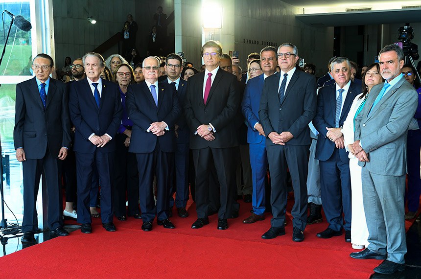 Participam:
ex-senador Edison Lobão;
primeiro-secretário da Câmara dos Deputados, deputado Luciano Bivar (União-PE);
senadora Zenaide Maia (PSD-RN);
vice-presidente do Supremo Tribunal Federal (STF), ministro Edson Fachin;
líder do governo no Congresso Nacional, senador Randolfe Rodrigues (sem partido-AP);
procurador-geral da República, Paulo Gonet Branco;
ministro de Estado da Casa Civil da Presidência da República, Rui Costa;
ministro das Relações Institucionais, Alexandre Padilha;
deputado José Guimarães (PT-CE); 
deputada Alice Portugal (PCdoB-BA).