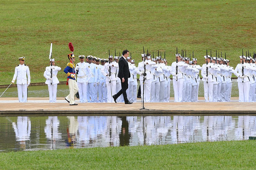 Comandante da Guarda de Honra conduz o presidente do Senado Federal, senador Rodrigo Pacheco (PSD-MG), durante revista à tropa.
