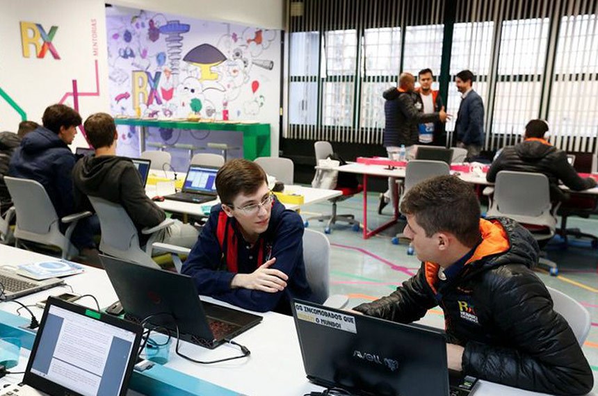 O termo em inglês 
startup passou a ganhar visibilidade com a emergência de diversas empresas de tecnologia com exemplos de crescimento e transformação em grandes negócios. Em diversos casos, essas firmas começaram como startup e obtiveram alcance global, deixando esta designação, como é o caso de grandes plataformas digitais como Facebook, Google e Uber. O termo designa empresas com uma forte base tecnológica, que inovam, seja em seus modelos de negócio ou no serviço que ofertam a consumidores.