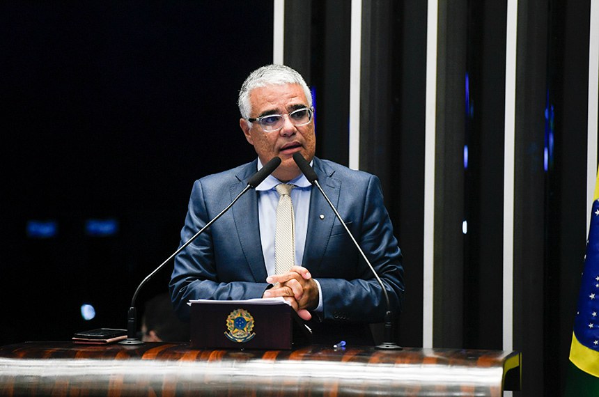 À tribuna, em discurso, senador Eduardo Girão (Novo-CE). 