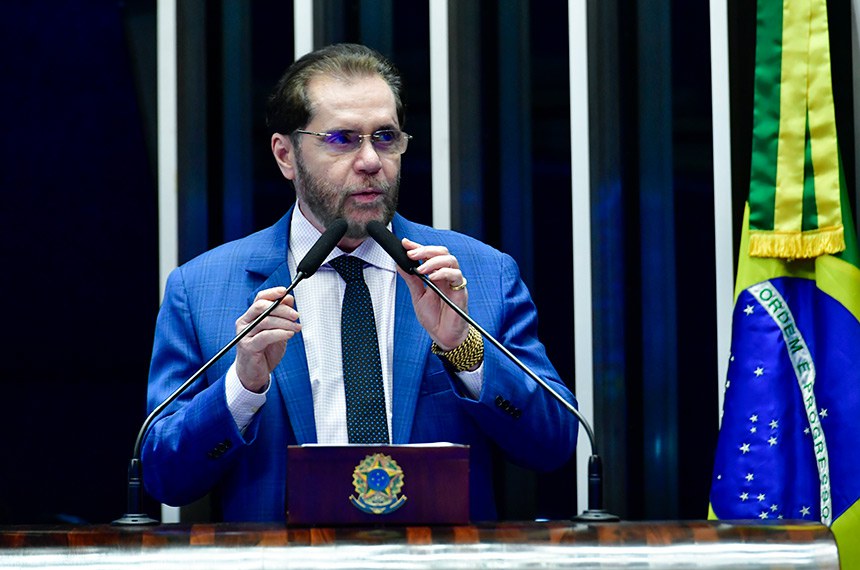 À tribuna, em discurso, senador Plínio Valério (PSDB-AM). 