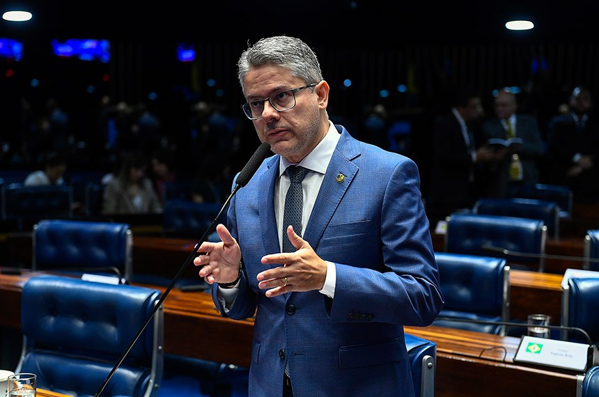 Em pronunciamento, à bancada, senador Alessandro Vieira (MDB-SE).