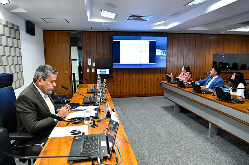 Mesa: 
presidente eventual da CE e requerente desta audiência, senador Dr. Hiran (PP-RR).