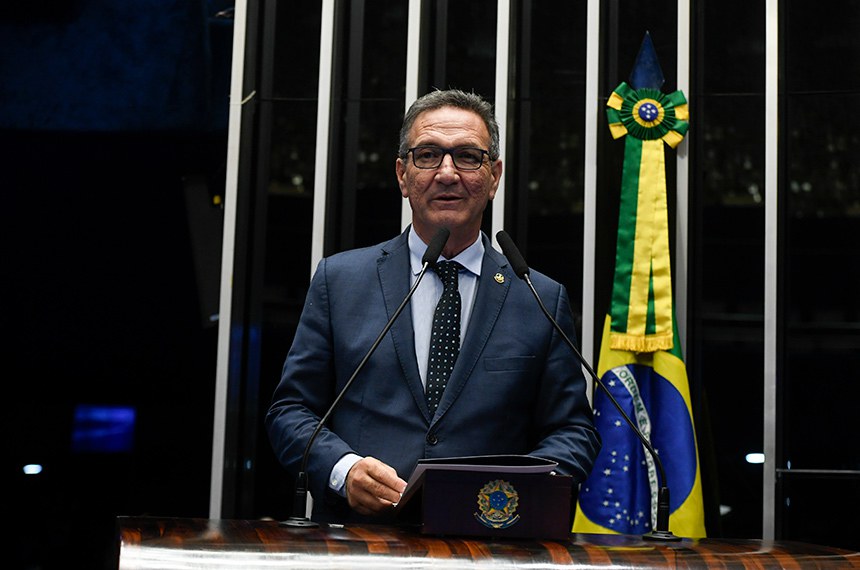 À tribuna, em discurso, senador Lucas Barreto (PSD-AP). 