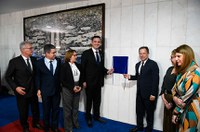 Senado inaugura exposição permanente de obra de Vik Muniz sobre o 8 de janeiro