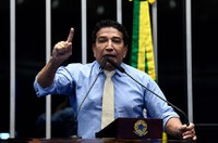 Magno Malta critica condecoração a ministros do STF