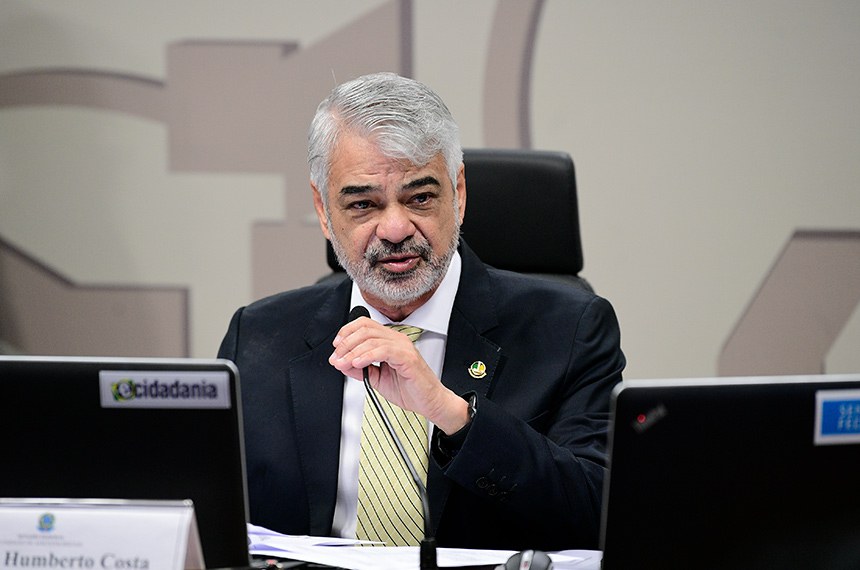 À mesa, presidente da CAS, senador Humberto Costa (PT-PE), conduz reunião.