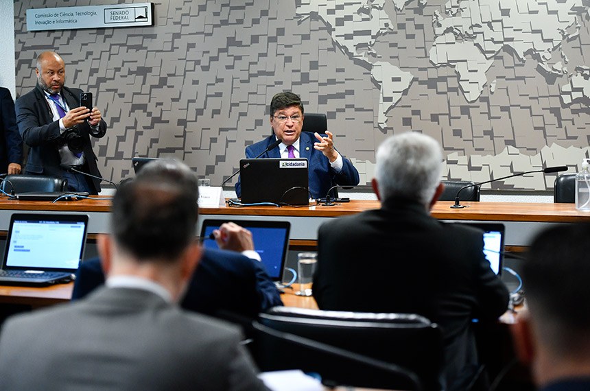 À mesa, presidente da CCT, senador Carlos Viana (Podemos-MG), conduz reunião.