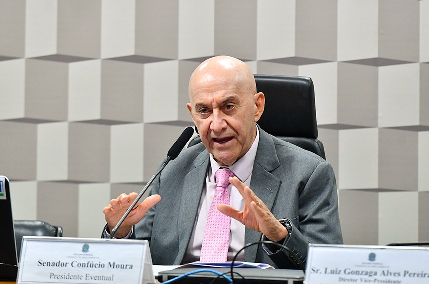 Em pronunciamento, à mesa, presidente eventual da CMA, senador Confúcio Moura (MDB-RO).
