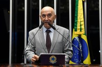 Confúcio Moura expressa preocupação com a política armamentista