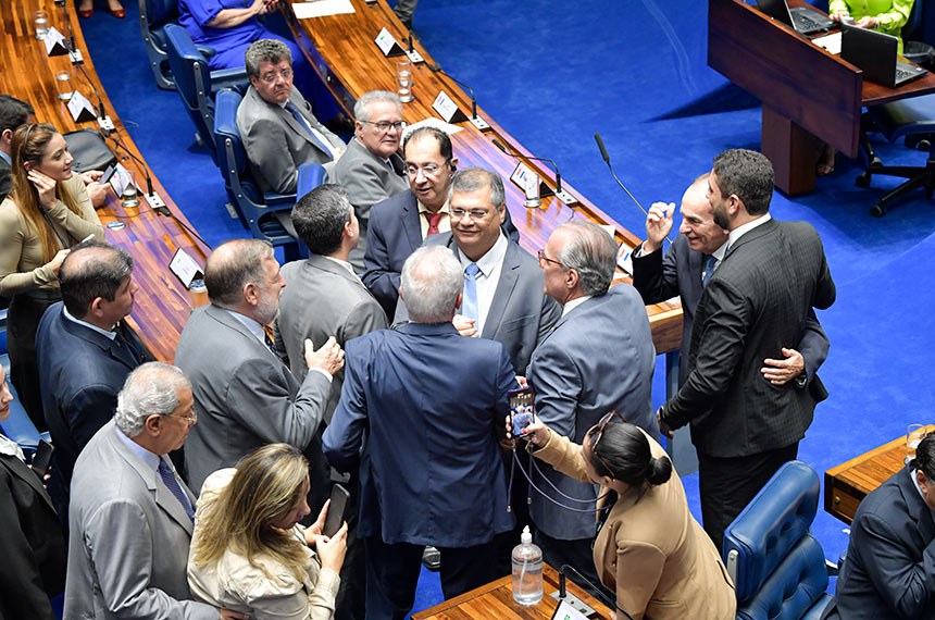 Senador Flávio Dino (PSB-MA) conversa com parlamentares.