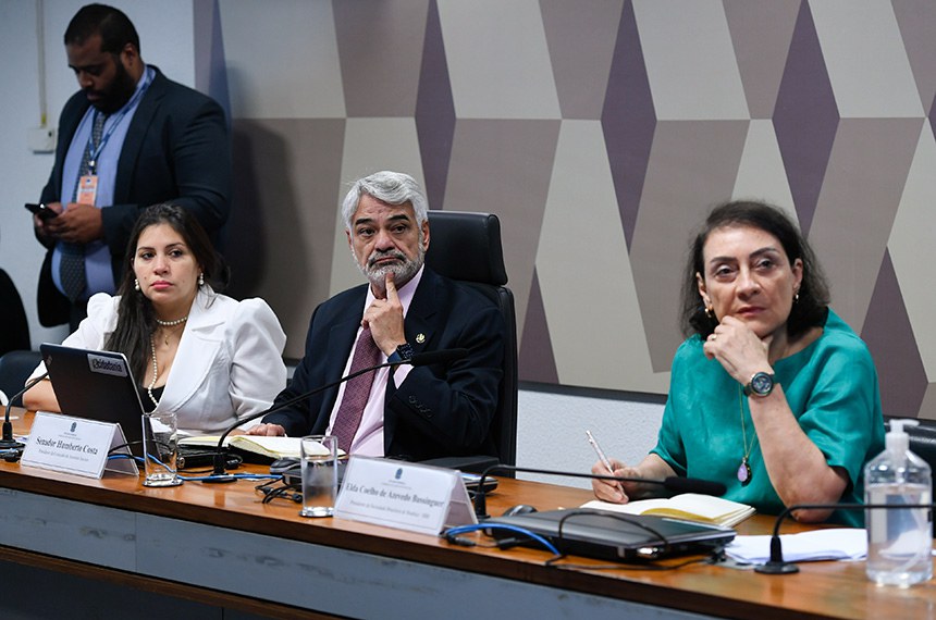Mesa: 
advogada Bruna Mendes Morato; 
presidente da CAS, senador Humberto Costa (PT-PE); 
presidente da Sociedade Brasileira de Bioética (SBB), Elda Coelho de Azevedo Bussinguer.