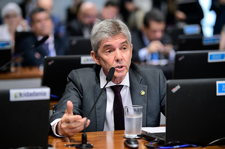 Em pronunciamento, à bancada, senador Jaime Bagattoli (PL-RO).