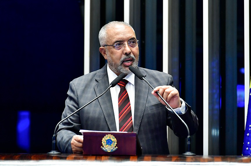 À tribuna, em discurso, senador Paulo Paim (PT-RS). 