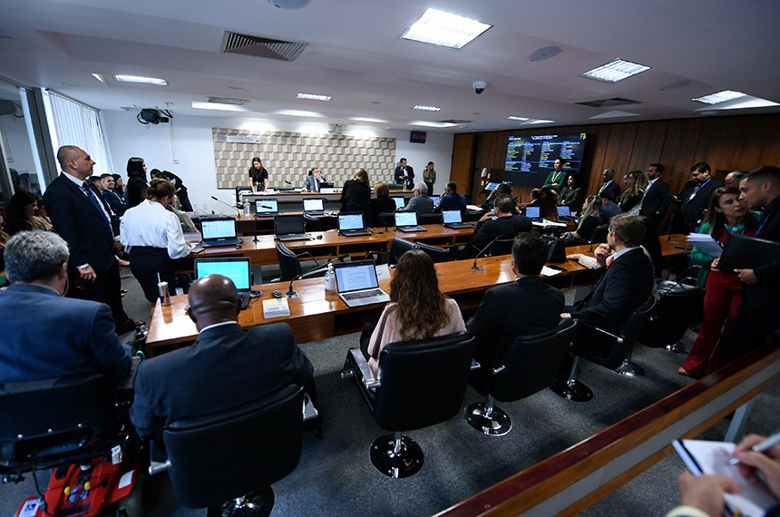 Mesa: 
presidente da CE, senador Flávio Arns (PSB-PR).