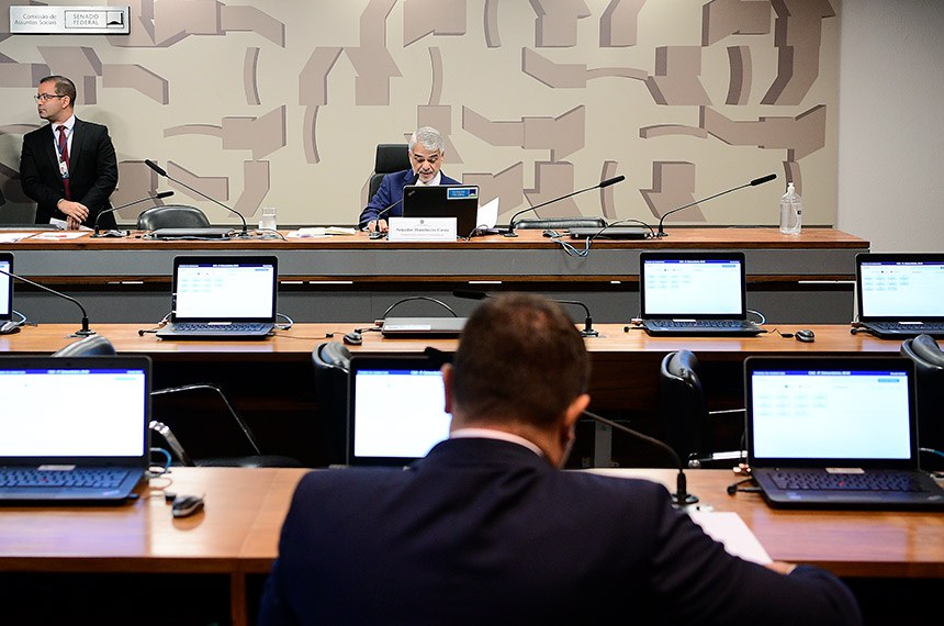 À mesa, presidente da CAS, senador Humberto Costa (PT-PE), conduz reunião.