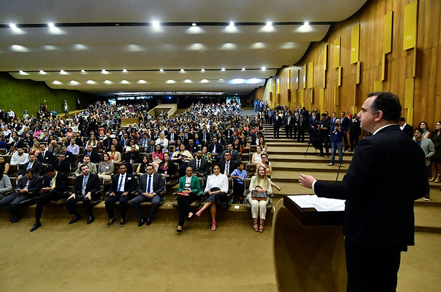 À tribuna, em discurso, presidente do Senado Federal, senador Rodrigo Pacheco (PSD-MG).