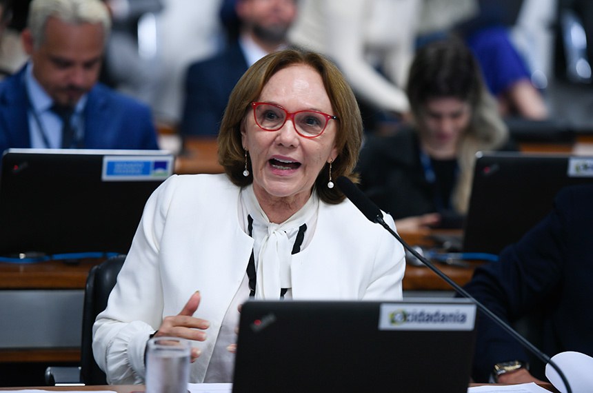 Em pronunciamento, à bancada, senadora Zenaide Maia (PSD-RN).