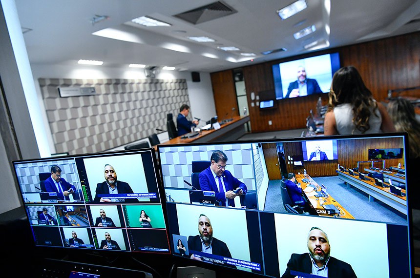 Em pronunciamento, via videoconferência, advogado, jornalista e ex-representante distrital de Rotaract ano rotário 2006/07, Anderson Cruz.