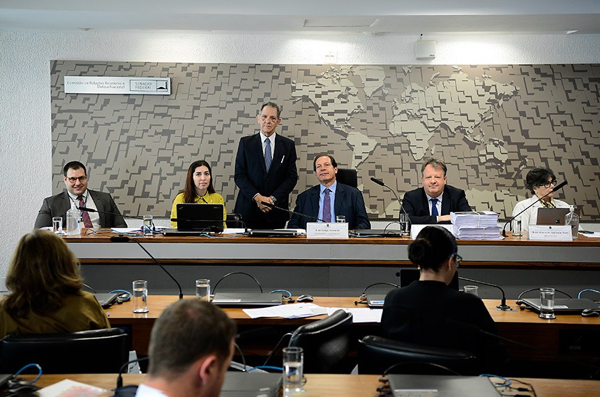 Mesa: 
secretário da comissão; 
secretária da comissão; 
membro da CJCODCIVIL, João Otávio de Noronha - de pé; 
presidente da CJCODCIVIL, ministro do Superior Tribunal de Justiça (STJ), Luis Felipe Salomão; 
relator da CJCODCIVIL, professor da Escola Superior de Advocacia da Ordem dos Advogados do Brasil – São Paulo (ESAOABSP), Flávio Tartuce; 
relatora da CJCODCIVIL, desembargadora aposentada do Tribunal de Justiça de São Paulo (TJSP), Rosa Maria de Andrade Nery.