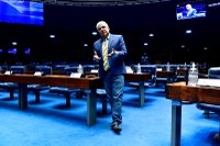 Plenário debate na segunda vacina obrigatória contra covid em crianças