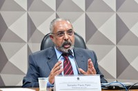 Em pronunciamento, à mesa, presidente da CDH, senador Paulo Paim (PT-RS).