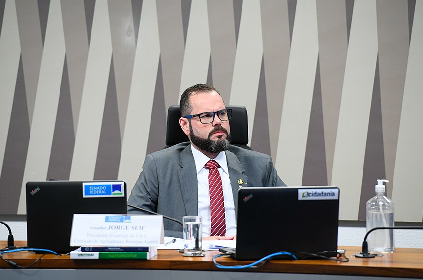 À mesa, presidente Eventual da CRA, senador Jorge Seif (PL-SC).