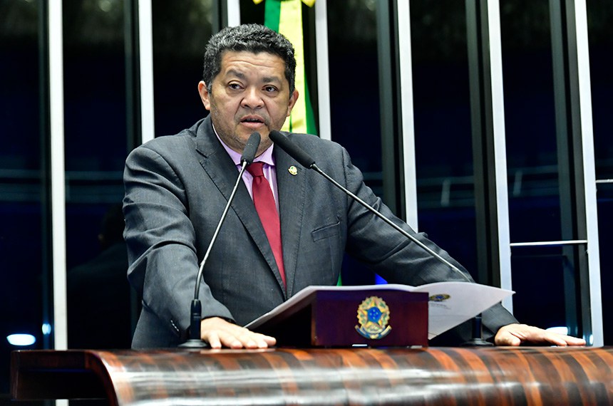 À tribuna, em discurso, senador Beto Faro (PT-PA). 