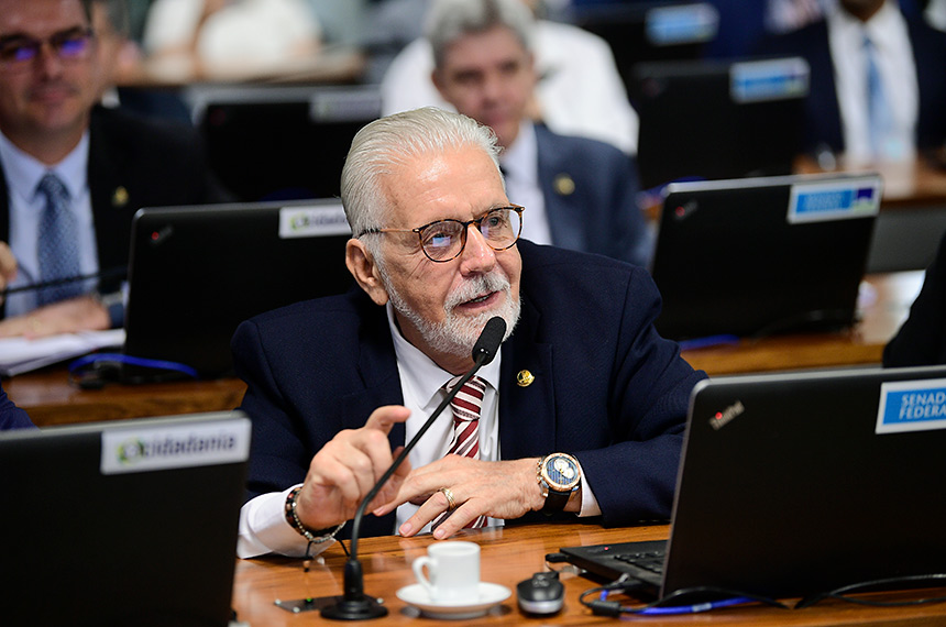 Líder do governo, Jaques Wagner elogiou a proposta, mas pediu vistas para analisar seu impacto financeiro - Foto: Pedro França/Agência Senado