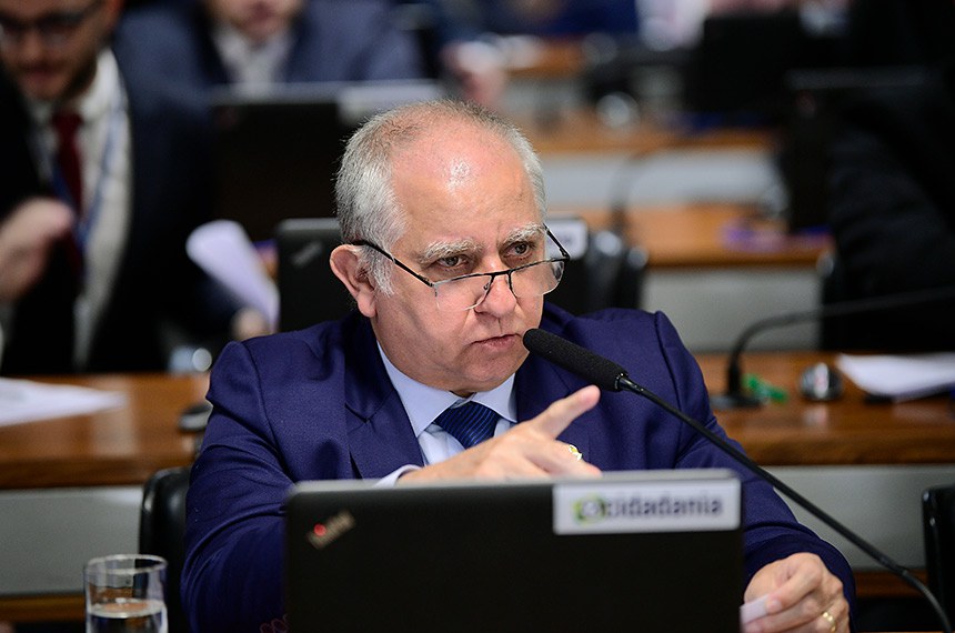 Em pronunciamento, à bancada, relator do PLP 252/2023, senador Izalci Lucas (PSDB-DF).