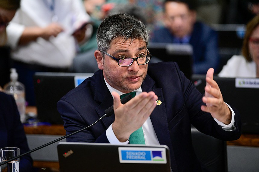 Em pronunciamento, à bancada, senador Carlos Portinho (PL-RJ).