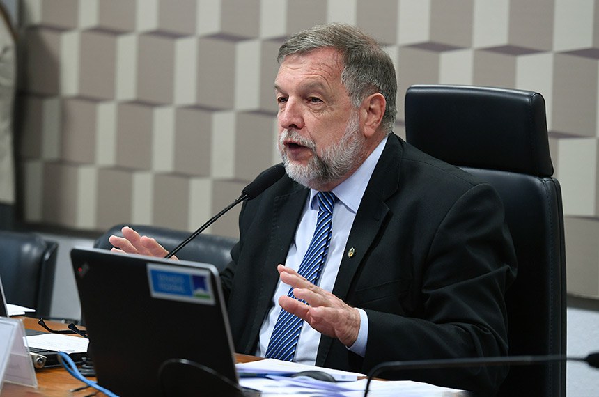 Presidente da CE, senador Flávio Arns (PSB-PR) conduz reunião.