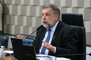 Presidente da CE, senador Flávio Arns (PSB-PR) conduz reunião.