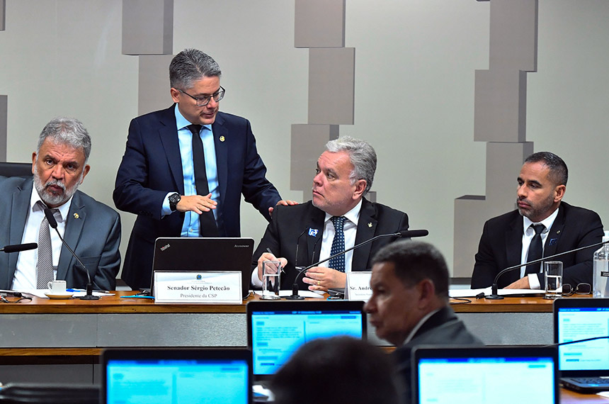 Os senadores Sérgio Petecão e Alessandro Vieira com o secretário nacional de Políticas Penais, André Garcia - Foto: Geraldo Magela/Agência Senado