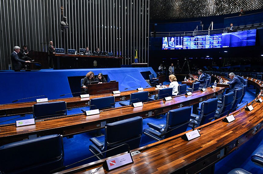 Mesa: 
senador Plínio Valério (PSDB-AM), conduz sessão; 
secretário-geral adjunto da Mesa do Senado Federal, José Roberto Leite de Matos.