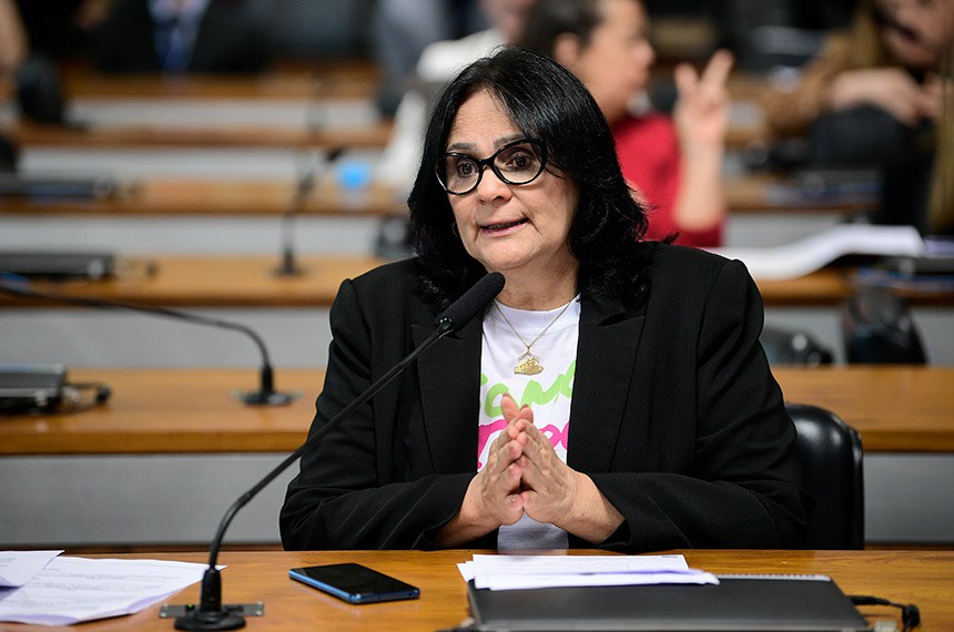 Em pronunciamento, à bancada, relatora do PL 2.835/2023, senadora Damares Alves (Republicanos-DF).