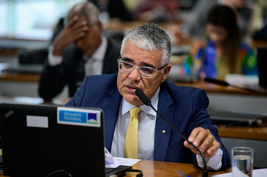 Em pronunciamento, à bancada, senador Eduardo Girão (Novo-CE).